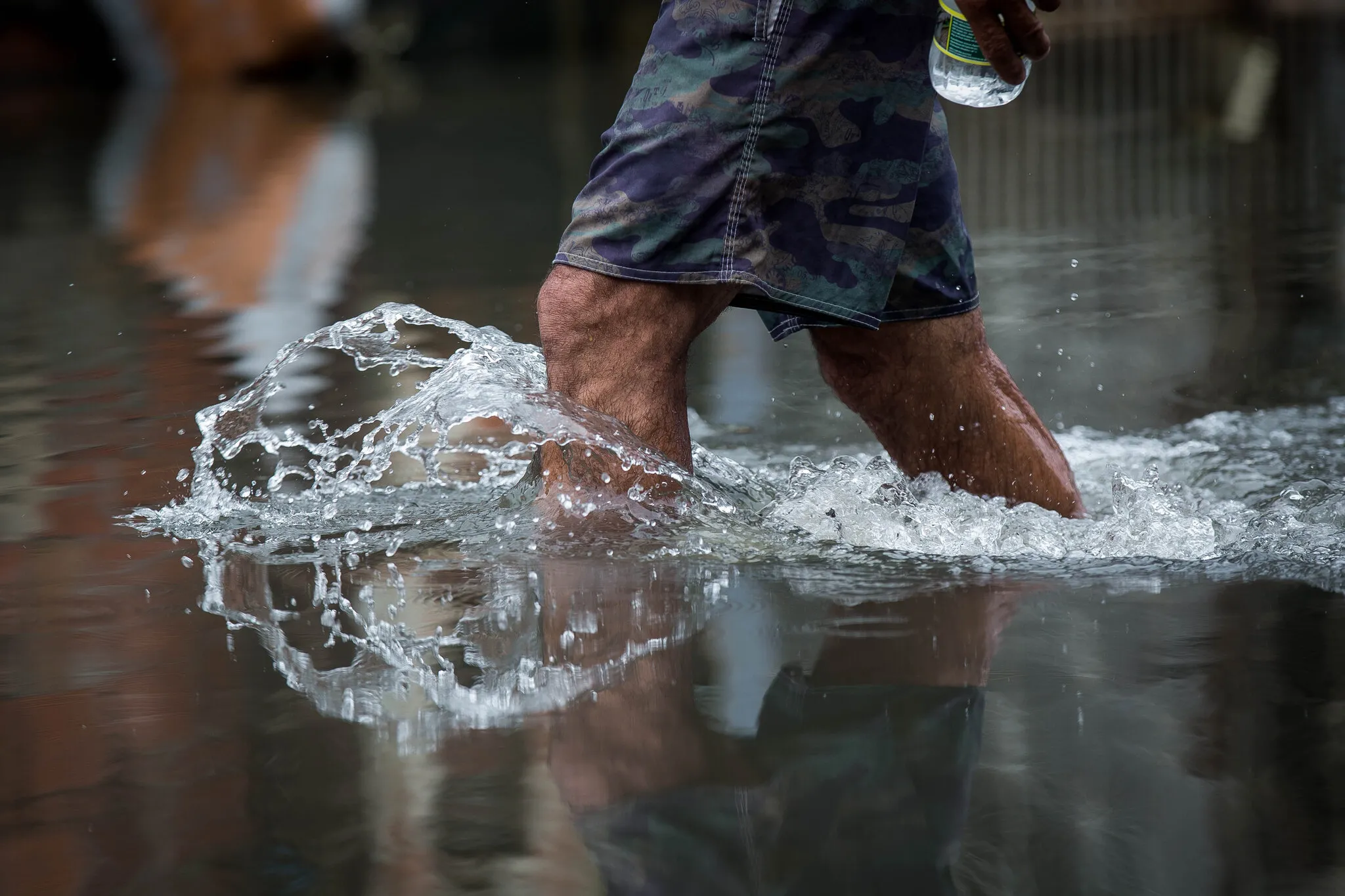Rua alagada no bairro Aerolândia, em Fortaleza, após chuva em março de 2025