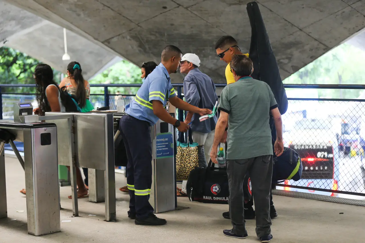 Passageiros embarcando no Terminal Engenheiro João Tomé, em Fortaleza, cujas tarifas de embarque e desembarque foram reajustadas pela Arce