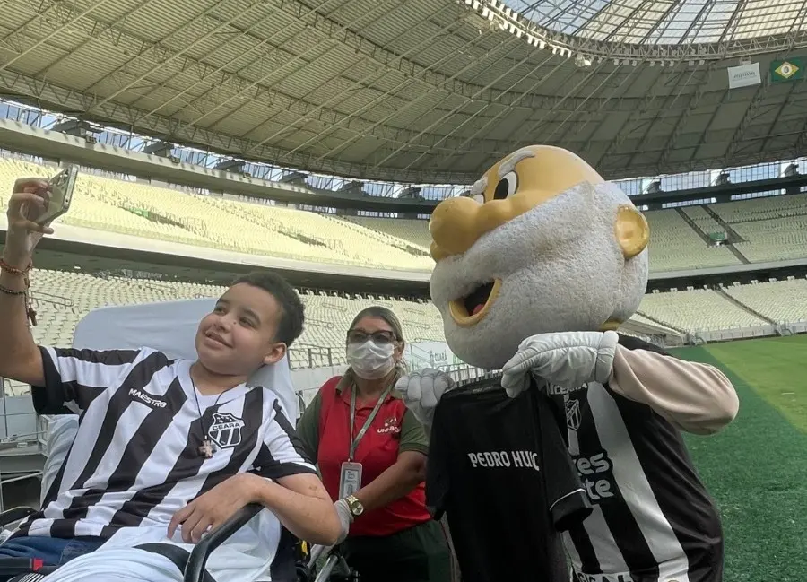 Imagem da notícia: Menino de 15 anos em cuidados paliativos por câncer no intestino realiza sonho de visitar a Arena Castelão
