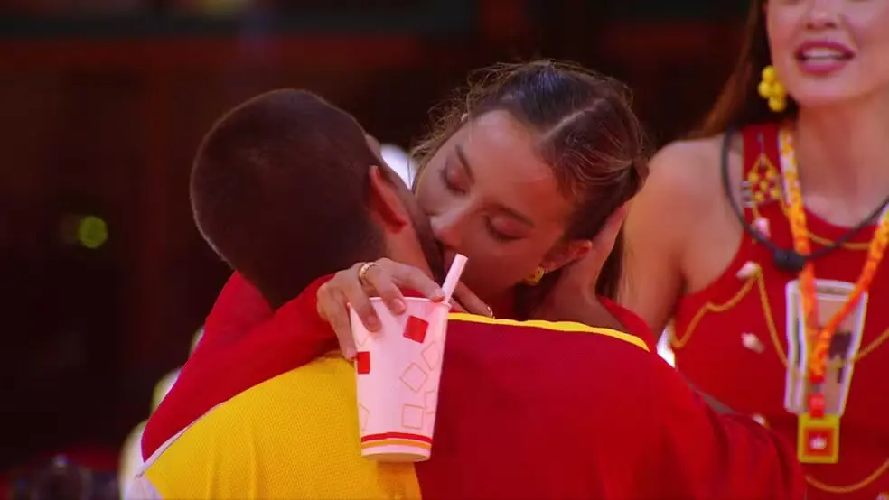 Imagem da notícia: BBB 25: Maike e Renata se beijam durante festa deste domingo (6); veja vídeo