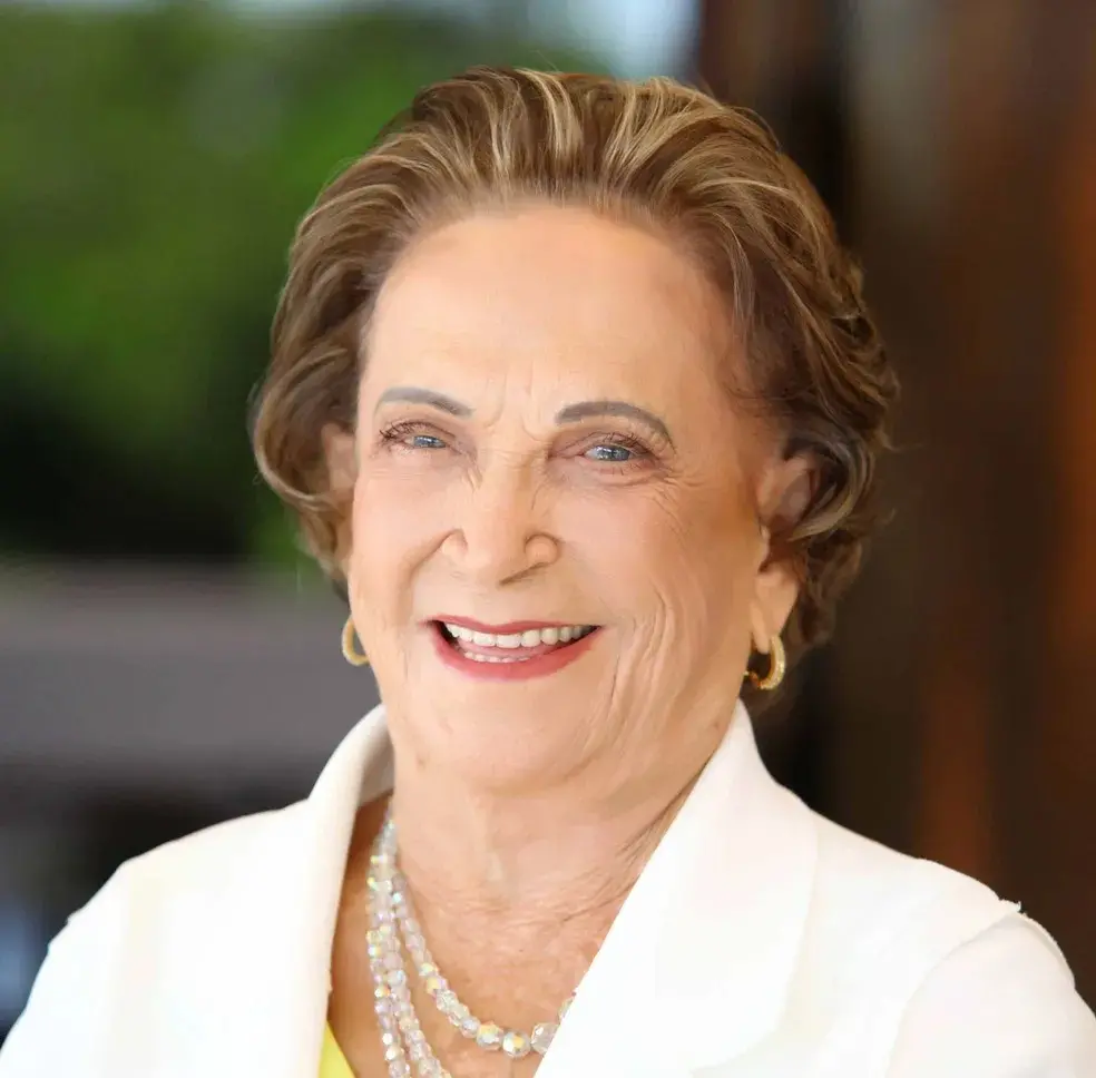 Lucia sorrindo