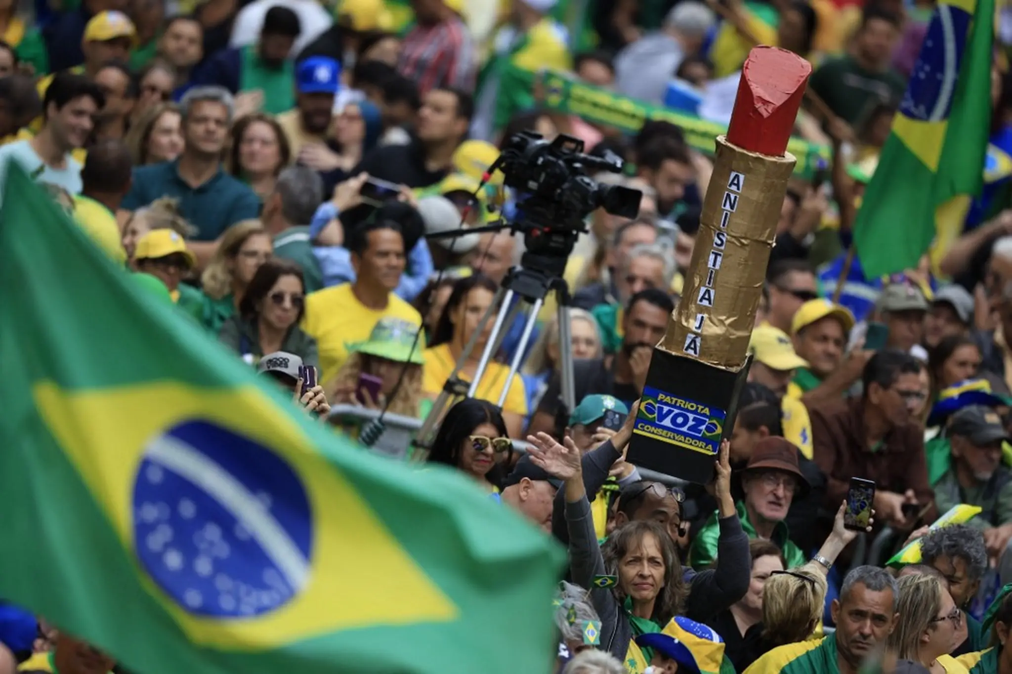 Imagem da notícia: Ato pró-anistia para acusados de tentativa de golpe tem presença de Bolsonaro e 7 governadores em SP