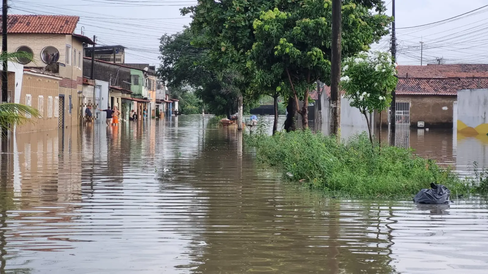 Imagem da notícia: Água da chuva invade casas no Nova Metrópole, em Caucaia, e danifica móveis; veja antes e depois 