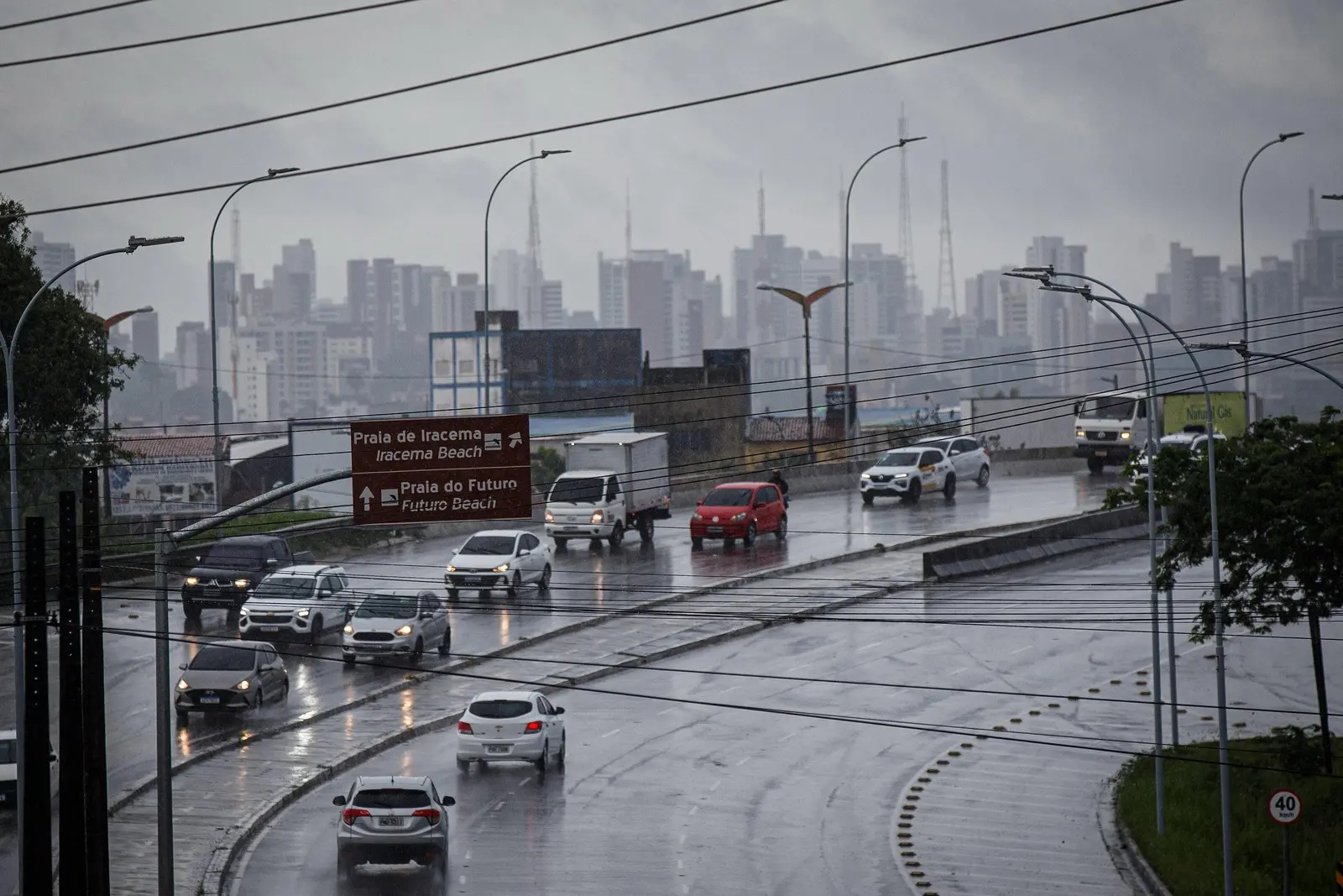 Imagem da notícia: Fortaleza e 57 cidades do CE estão sob aviso de ‘perigo’ por chuvas e ventos fortes; veja lista