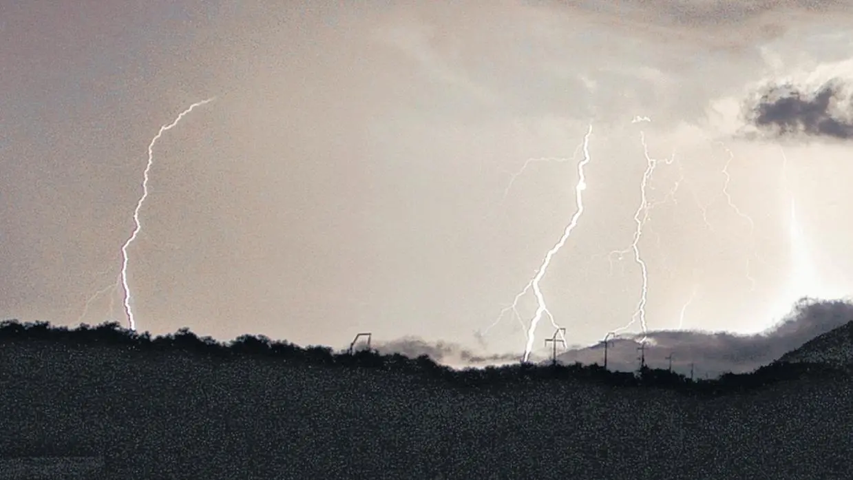 Imagem da notícia: Ceará registra quase 3 mil raios em 24 horas; Quixeramobim lidera ranking de descargas atmosféricas