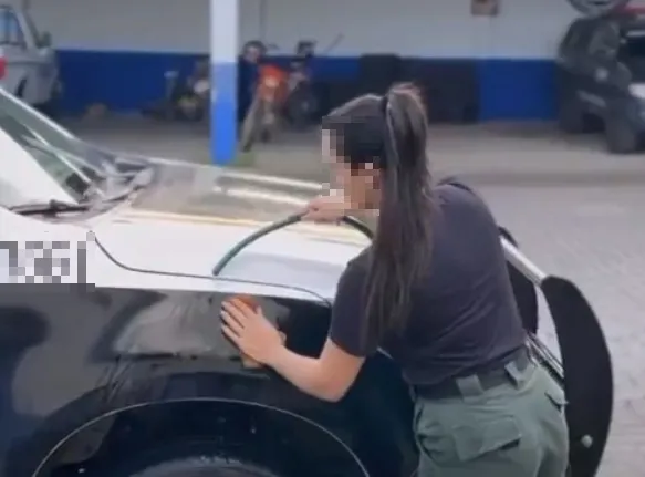 Em um vídeo publicado nas redes sociais, a policial militar mostrava que os motoristas das viaturas policiais tinham que lavar o automóvel no Ceará