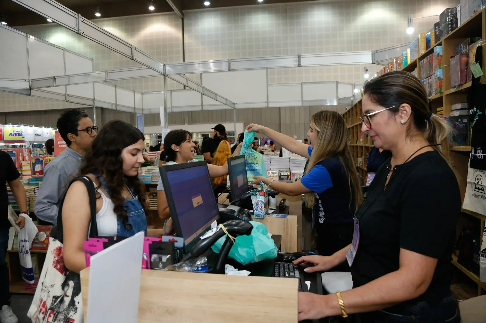 Imagem da notícia: Venda de livros na Bienal do Ceará supera R$ 4 milhões nos primeiros dias