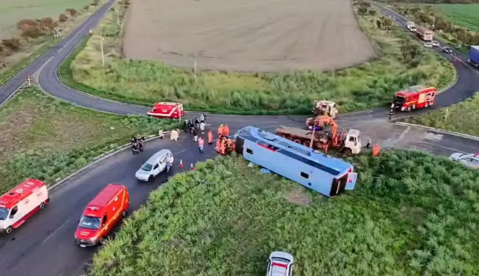 Imagem da notícia: Ônibus com 50 passageiros tomba e deixa pelo menos dez mortos, em Minas Gerais