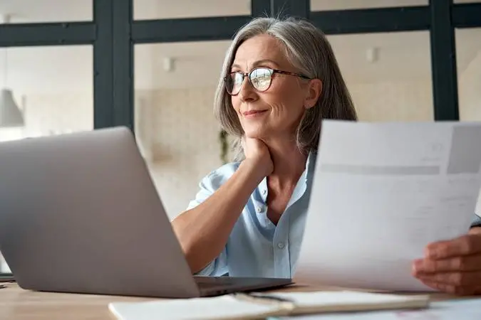 Mulher 50+ trabalhando com computador