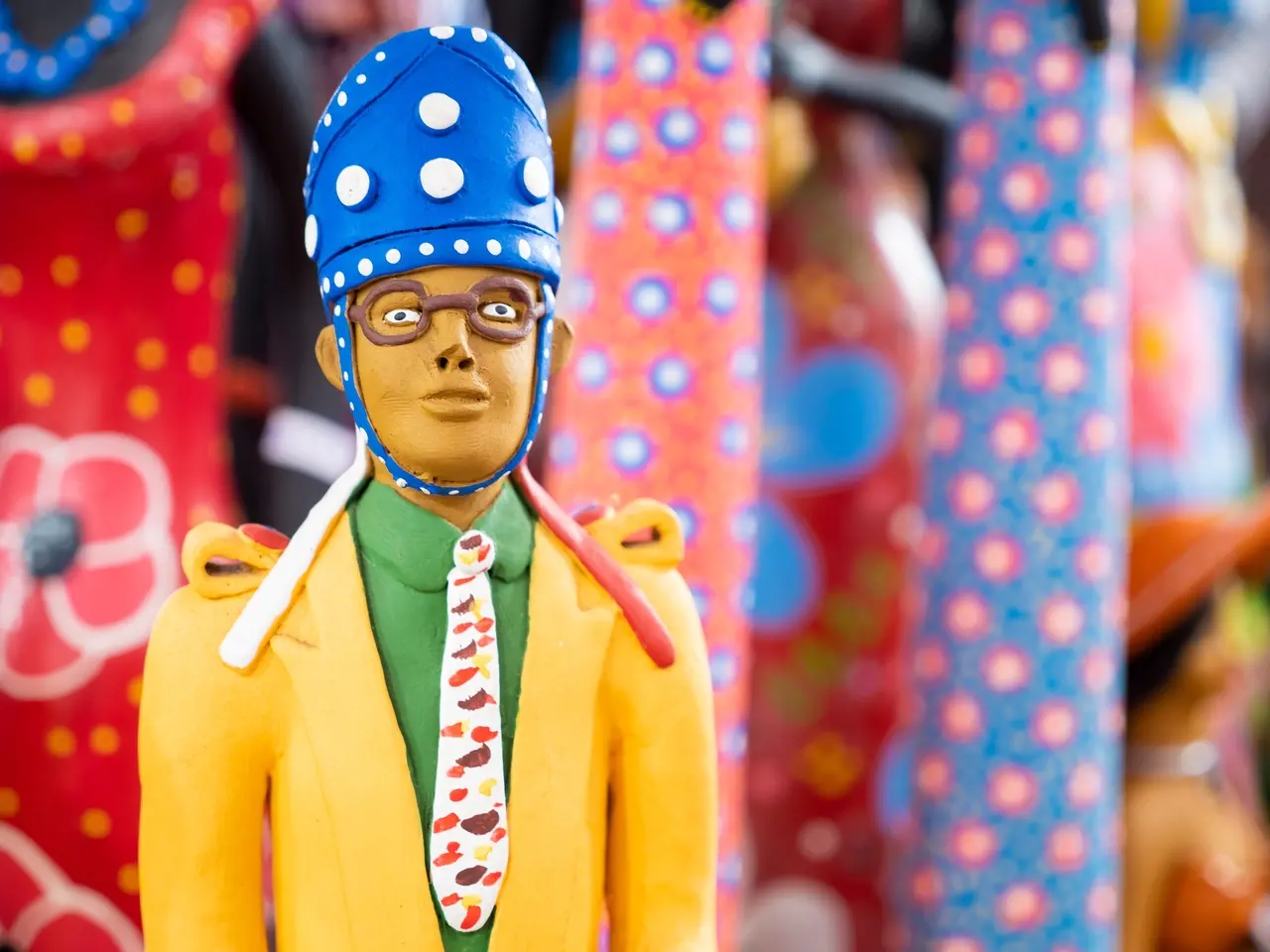 Escultura de argila colorida do artesanato nordestino para ilustrar matéria sobre modelo de mercado que exclui artistas nordestinos do protagonismo
