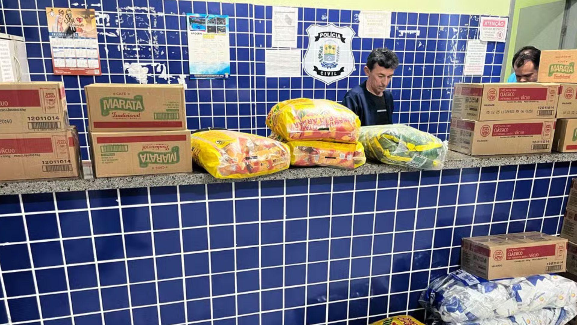 Imagem da notícia Homem é preso suspeito de furtar quase R$ 10 mil em pacotes de café em supermercado no Piauí