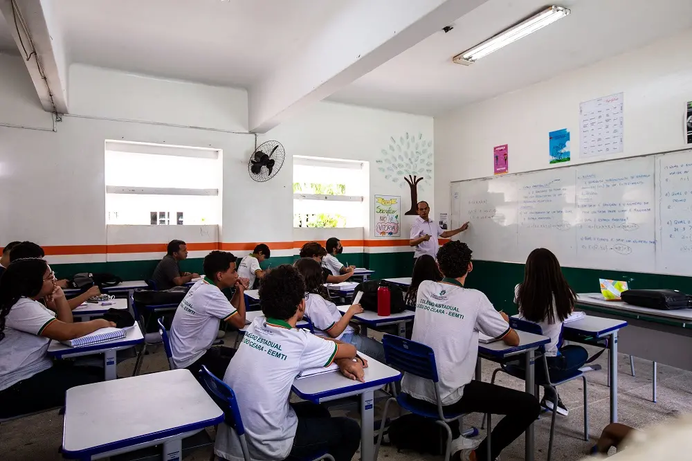 Imagem da notícia: Após Pé-de-Meia, CE recebeu 6 mil novos alunos no ensino médio na rede pública, revela Censo Escolar