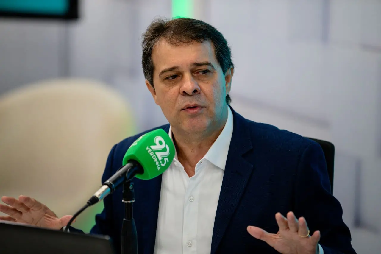 Imagem da notícia: Evandro garante antecipação de 13º salário a servidores de Fortaleza em 2025