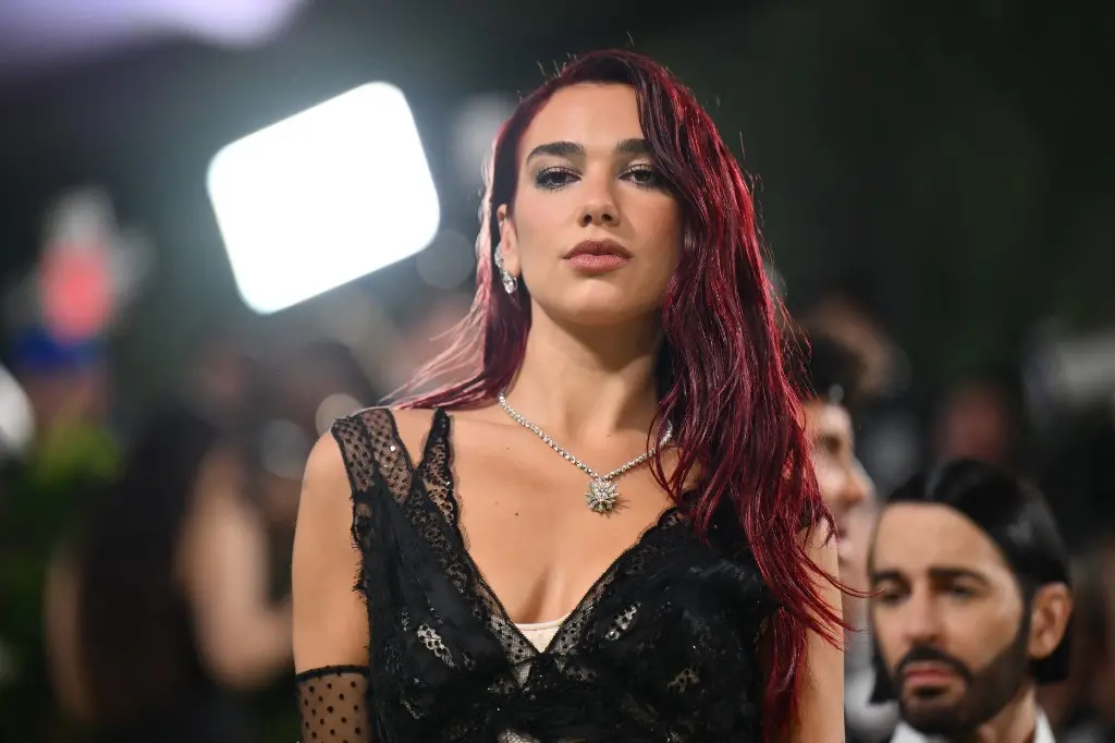 Imagem da notícia: Venda de ingressos para shows de Dua Lipa no Brasil é iniciada e parte dos setores está esgotada; saiba valores