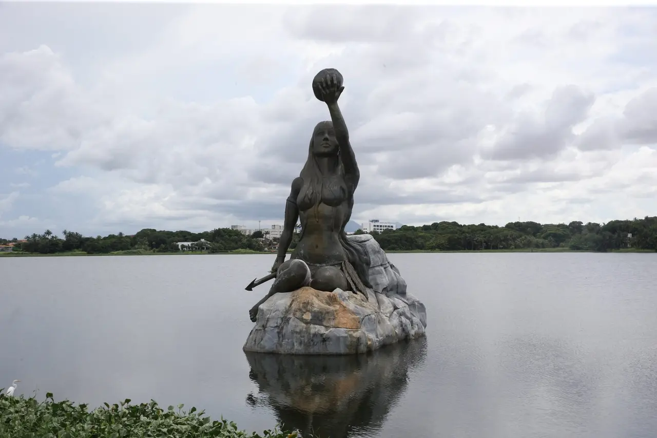 Estátua de Iracema no meio da lagoa de Messejana em Fortaleza