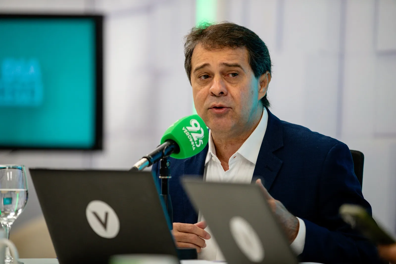 Evandro Leitão pontua que falta de remédios na rede municipal de Fortaleza tem diversos fatores, incluindo endividamento herdado