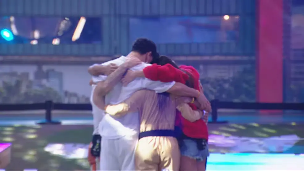 Imagem da notícia: Festa Pool Party do BBB 25 tem choro, abraço coletivo e declarações emocionadas; veja o que aconteceu