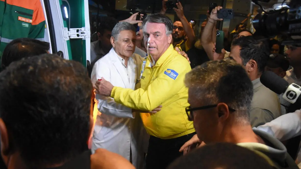 Imagem da notícia: Cirurgia de Bolsonaro acaba após 11h: 'Concluída com sucesso', diz Michelle