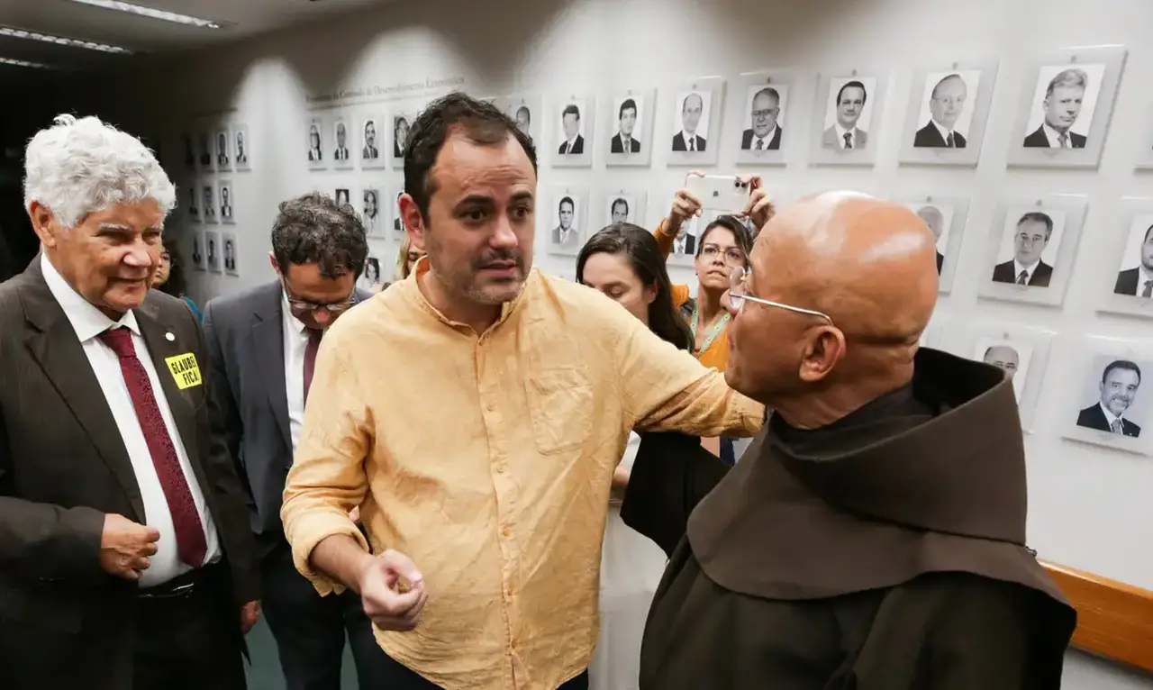 Imagem da notícia: Glauber Braga completa cinco dias em greve de fome e Psol promove roda de samba para mobilizar apoio na Câmara