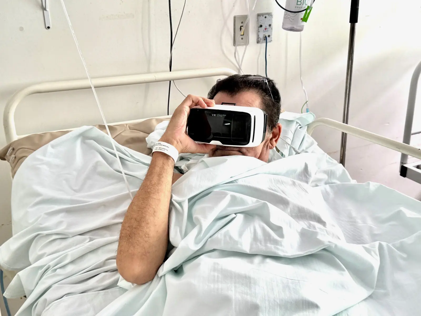 Imagem da notícia: De praia a Paris, hospital do CE ‘transporta’ pacientes internados com óculos de realidade virtual