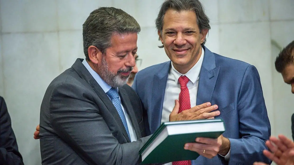 Imagem da notícia: Compensações a estados e municípios é um dos impasses da isenção do IR para quem ganha até R$ 5 mil