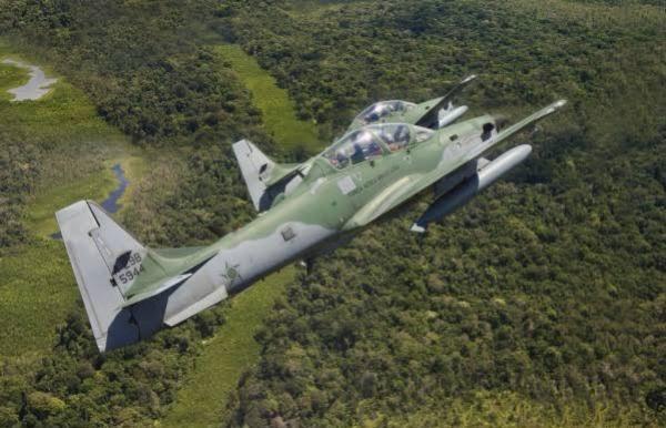 Imagem da notícia: FAB derruba avião bimotor de estrangeiros na divisa entre Mato Grosso e Pará