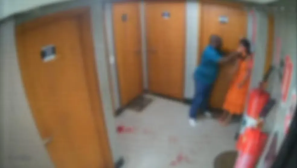 As agressões foram registradas por uma câmera de segurança do prédio onde o casal mora
