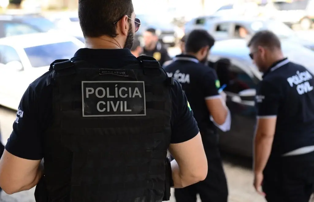 Imagem da notícia: Polícia do CE prende 14 pessoas e bloqueia R$ 5,1 milhões de facção criminosa no Pirambu
