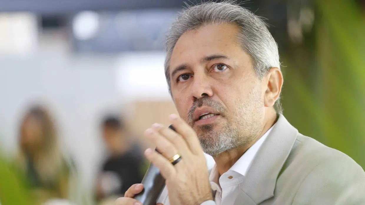Imagem da notícia: Elmano viaja à China para tratar sobre Polo Automobilístico do Ceará; Jade Romero assume o governo