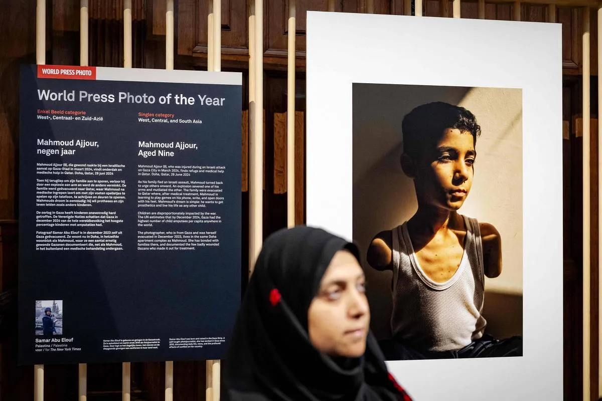 Fotógrafa Samar Abu Elouf posa com o retrato premiado como 