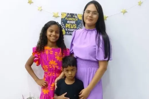A família que recebeu o ovo envenenado: Mírian Lira e seus filhos Evelyn e Luis Fernando, que morreram após ingerir o chocolate