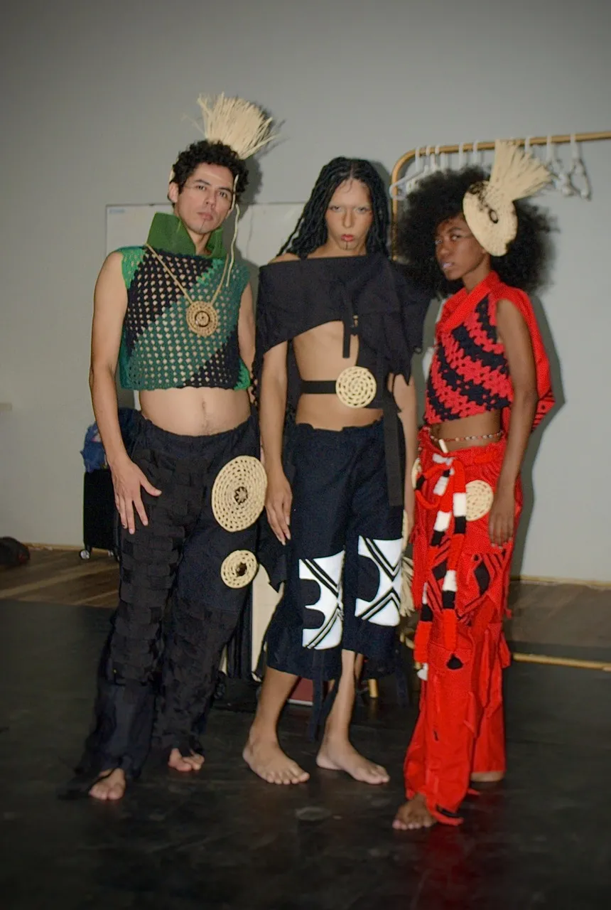 Modelos Elvis Jordan, Wendy Candyr e Lêh Silva vestem Tremembé