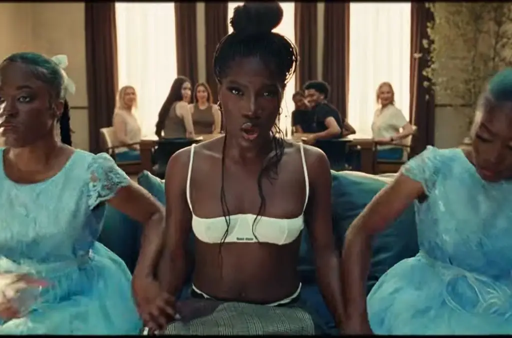 Imagem da notícia Doechii lança clipe de 'Anxiety' com sample de música brasileira e referências a filmes de terror