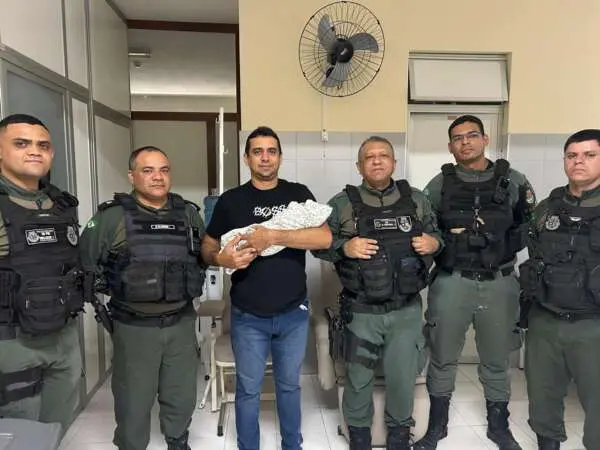 Imagem da notícia: PMs encontram recém-nascida com vida abandonada dentro de uma sacola em uma calçada em Quixadá