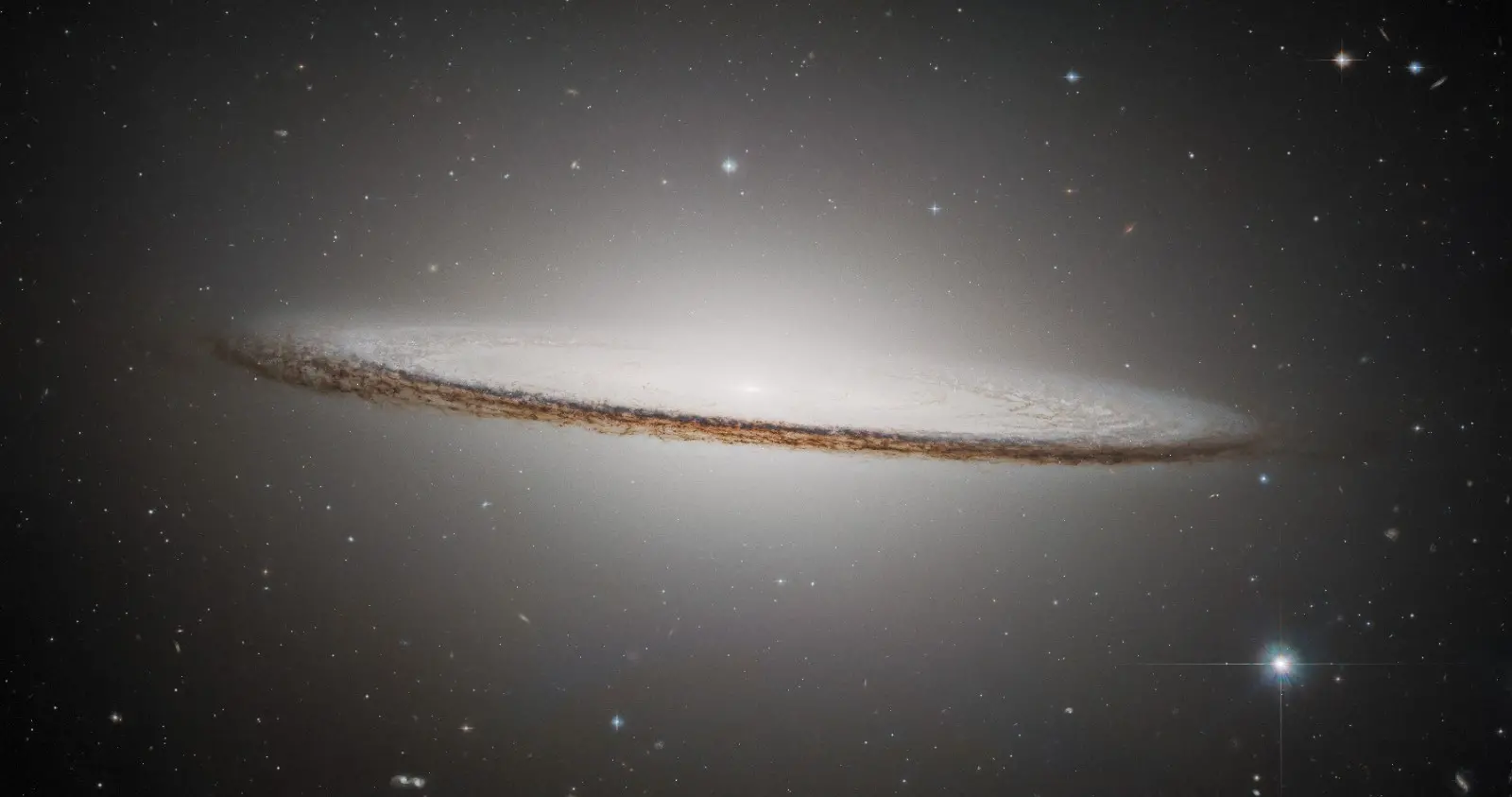 Imagem da notícia Nova imagem da 'Galáxia do Sombrero' feita pelo telescópio Hubble revela detalhes inéditos