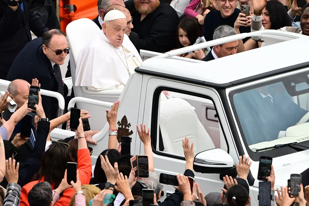 Imagem da notícia: Papa Francisco será enterrado em simples caixão de madeira; veja o que já se sabe sobre funeral