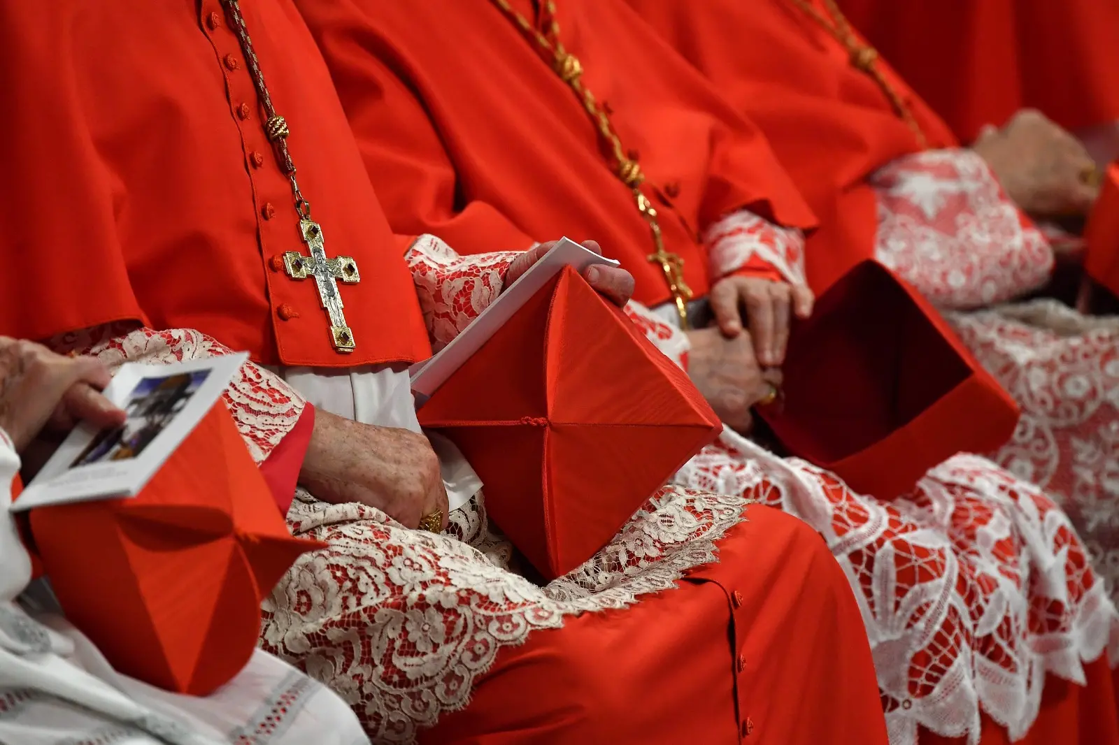 Imagem da notícia: Quem são os cardeais favoritos indicados para conclave após morte do papa Francisco