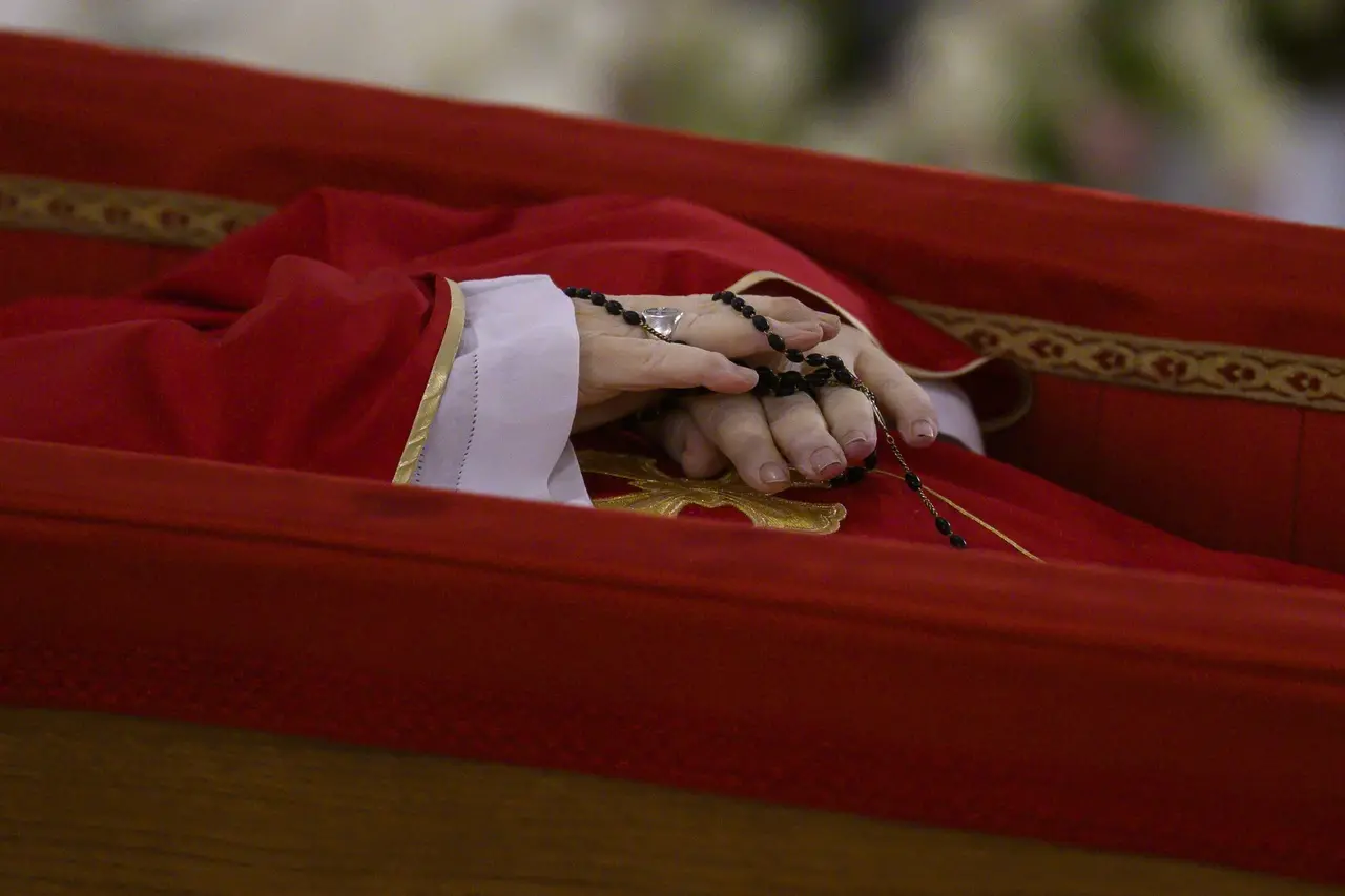 Imagem mostra mãos do Papa Francisco, em plano detalhe, dentro do caixão em primeiras imagens do pontífice em caixão, divulgadas pelo Vaticano em 22 de abril 2025