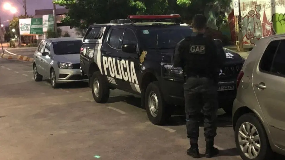 Imagem da notícia: Dois ex-policiais são absolvidos das acusações de adulterar placas e usar moedas falsas no Ceará