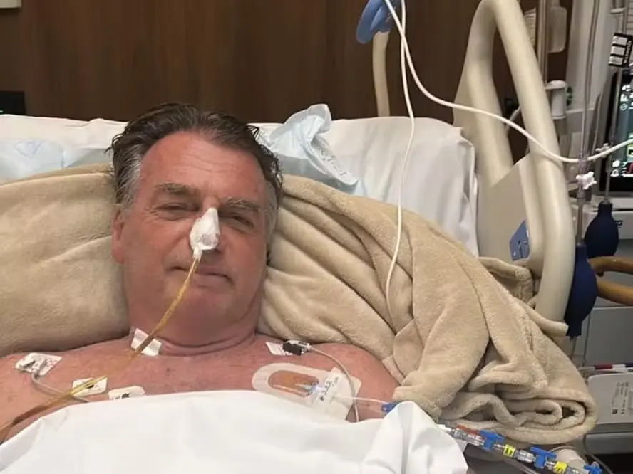Imagem da notícia: Bolsonaro apresenta 'sinais efetivos de movimentação intestinal', diz novo boletim médico 