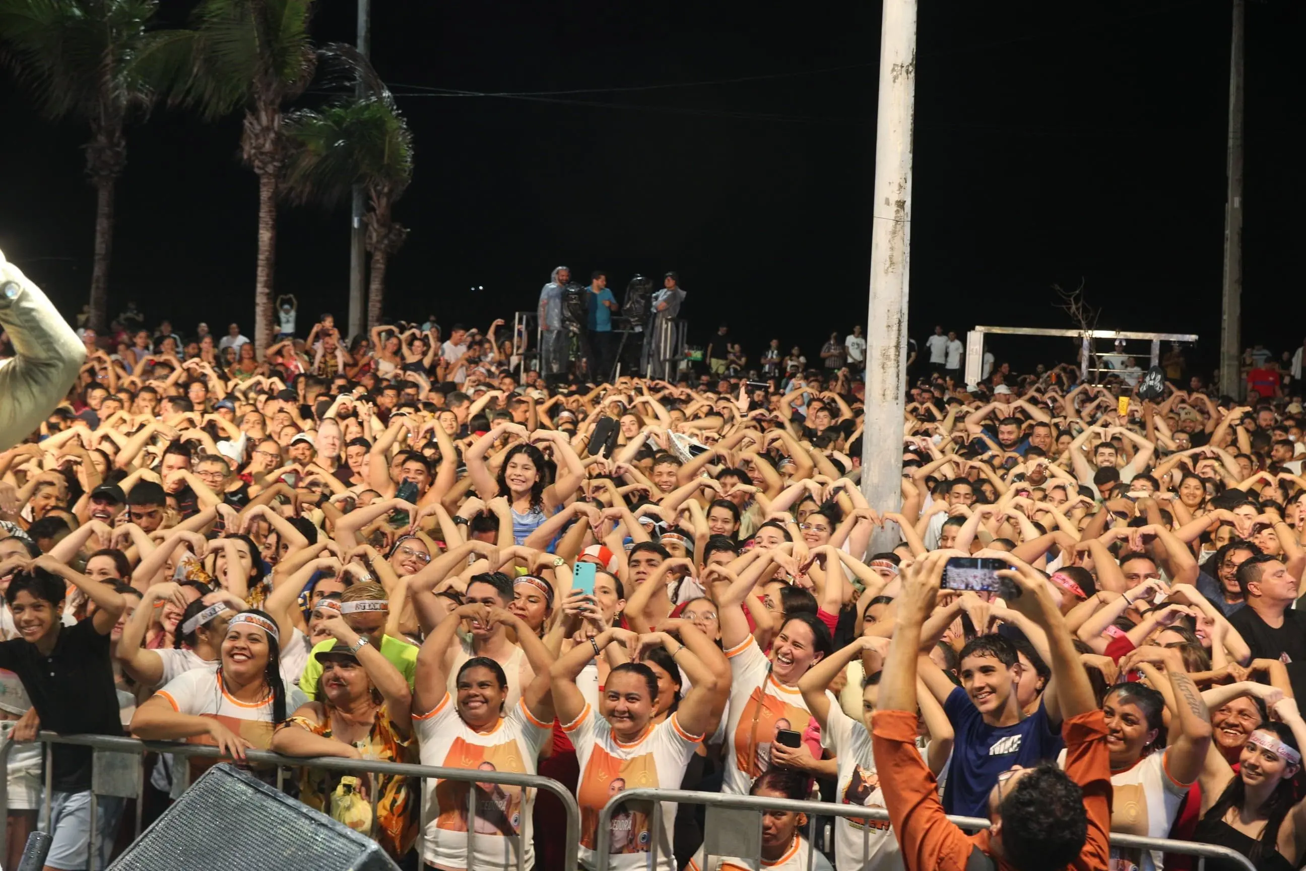 Imagem da notícia Torcida de Renata do BBB 25 faz mutirão durante festa na Praia de Iracema; veja fotos