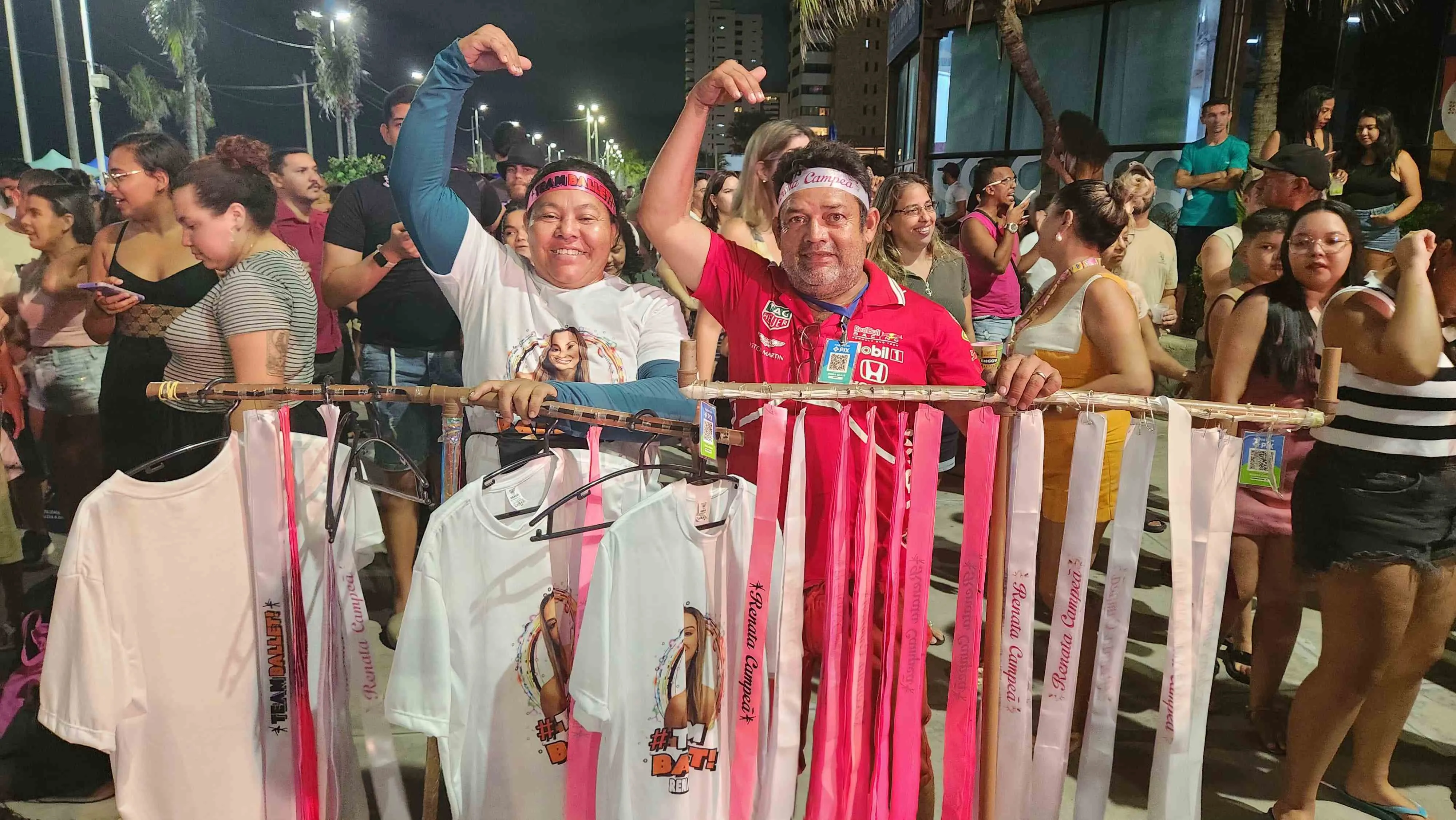 Ambulantes vendem camisas para os apoiadores da Renata na Praia de Iracema