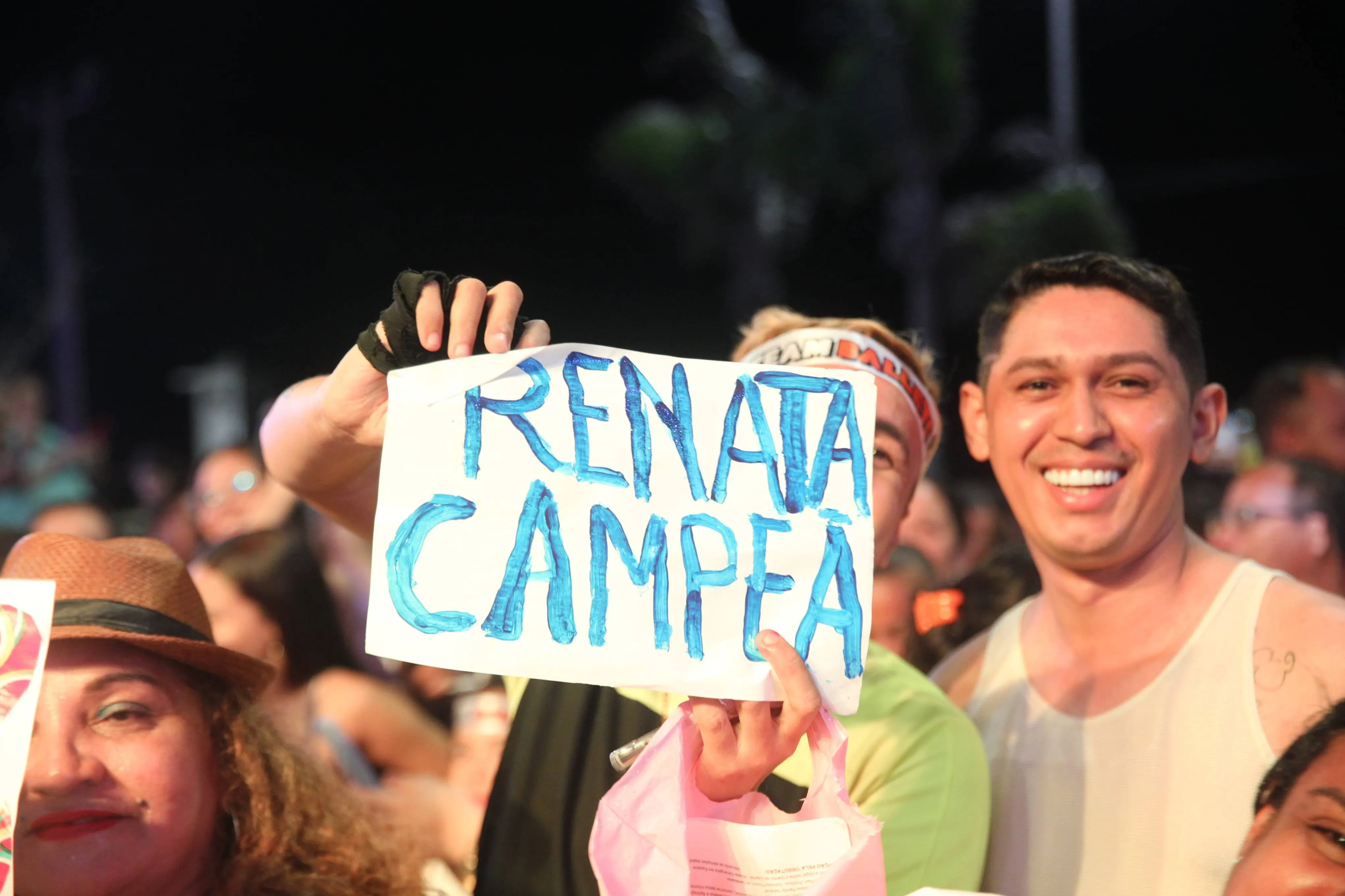 Apoiadores fazem cartazes em apoio de Renata