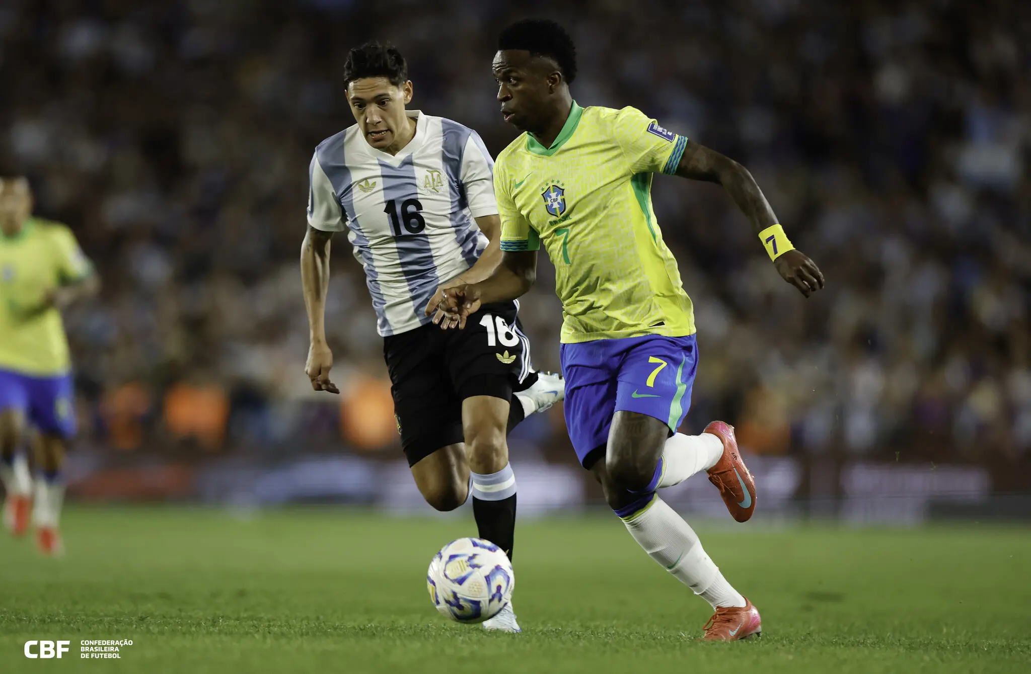 Foto de Vini Jr. em Argentina x Brasil pela Eliminatória Sul-Americana 2026 no estádio Monumental de Nuñez, na cidade de Buenos Aires, na terça-feira 25.03.