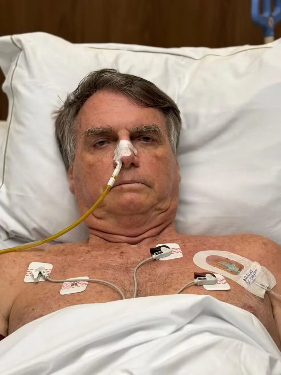 Imagem da notícia: Bolsonaro é intimado por oficial de justiça com aval do STF após fazer 'live' em quarto da UTI