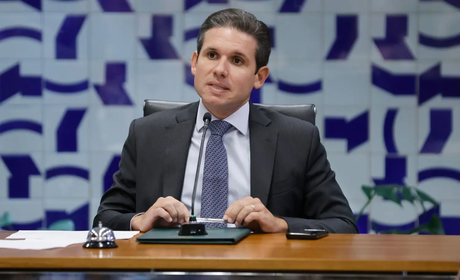 Imagem da notícia: Hugo Motta não pautará PL da anistia com urgência, e 'centrão' sugere alterações para salvar projeto