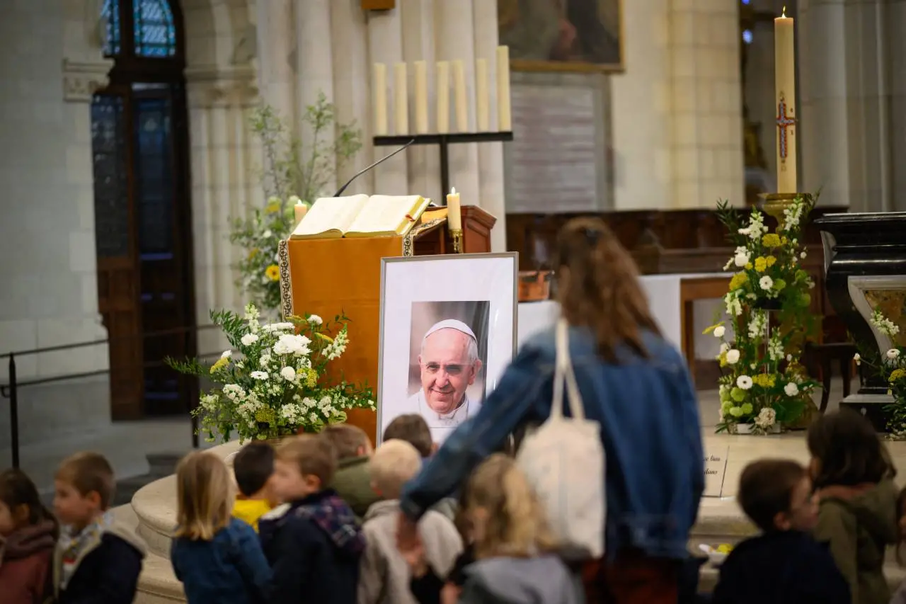 Crianças prestam homenagem ao papa Francisco, que morreu na última segunda-feira (21), aos 88 anos