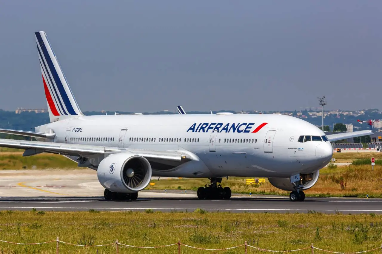 Boeing 777-200 de 328 assentos, da Air France em pista de aeroporto