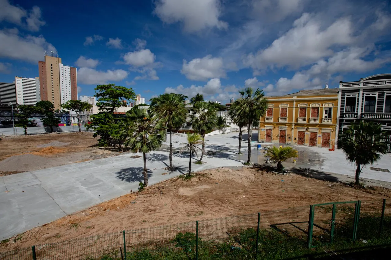 Parte da praça próxima a Escola Porto Iracema das Artes já está com obras avançadas