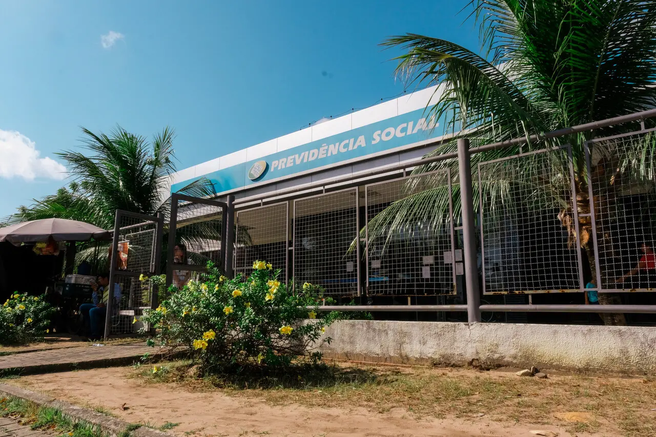 Foto mostra a fachada de uma agência do INSS